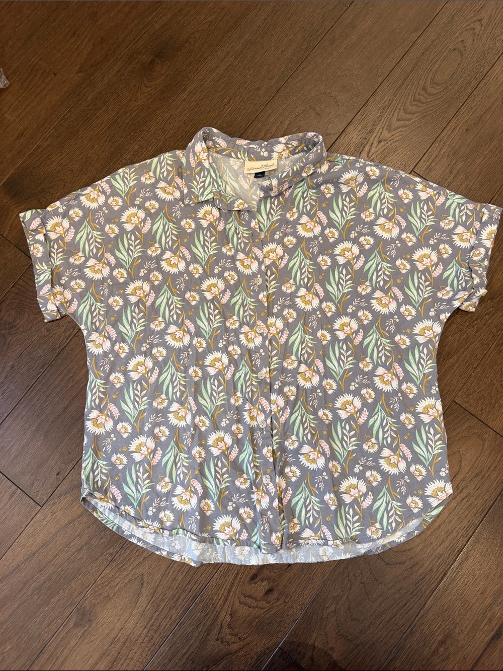 Universal Thread Floral Short Sleeve Button-Front Top  Medium - C16-061